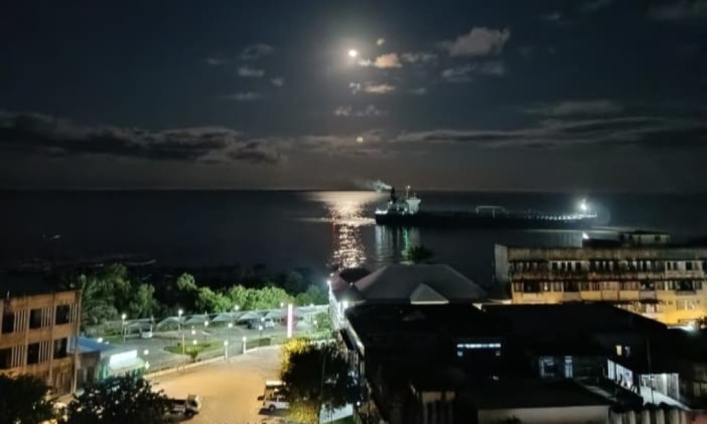 Noite de lua cheia na Marginal