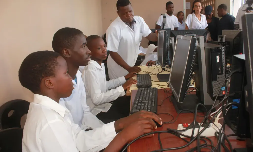 Inteligência artificial chega às escolas secundárias de Maputo